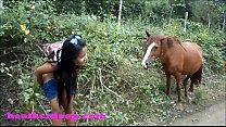 Heather Deep 4 fährt auf einem unheimlich schnellen Quad herum und pinkelt neben Pferden im Dschungel