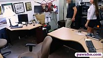 Bubble Butt femme pendue par un pion dans le back office