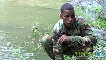 Schwanzstarker Twink-Soldat am Fluss
