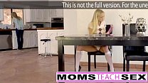 Teach Sex - Mama mit den großen Brüsten nimmt ihre Tochter gefangen