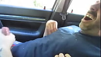 Coup de main dans la voiture