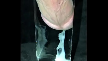 eiaculazione in un bicchiere d'acqua