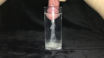 Ejakulation in einem Glas Wasser 2