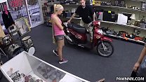 Sadie Leigh quer vender uma scooter alugada - XXX Pawn