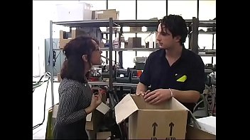 Secrétaire sexy dans un entrepôt baisée par des travailleurs!