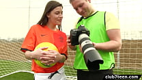 Il calciatore femminile teenager scopa il fotografo
