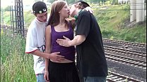 Sperme sur le visage de la jolie teen blonde Alexis Crystal dans une orgie gangbangue en public