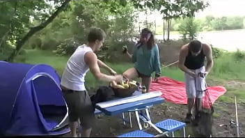 Una ragazza scopata duramente da due ragazzi in un campeggio