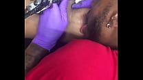 Tatoueur cornée multitâche suçant les mamelons d'une cliente