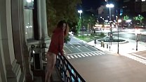 Pisciare all'aperto da un balcone in America