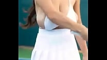 boob saltando durante o jogo de tênis