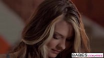 Babes - With The Flow avec le clip de Michele Monroe