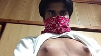 Chico gay indio mostrando su estómago caliente