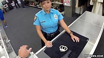 La signora agente di polizia vuole pendere la sua arma - pedina XXX