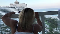 Cazzo sul nostro balcone dell'hotel a Miami