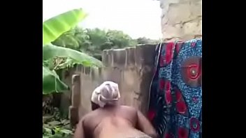 La donna africana sta lavando davanti alla sua cam