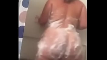 Sabella klatscht in der Dusche in den fetten Arsch