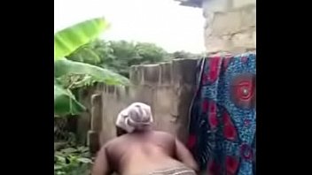 Vídeo Busola Naija Girl Bathing preso online