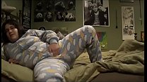 FOOTIE PAJAMA PLAYING : Jouant dans le lit de mes parents en pyjama, je me masturbe en pensant à mon beau-frère