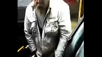 Зрелый мужик кончает на улице за дверью своего грузовика