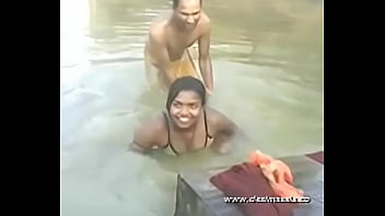 desimasala.co - Jovem tomando banho no rio com prensa de seios - DesiMasala