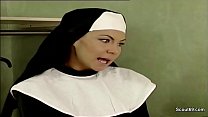 Немецкая монахиня соблазняет потрахаться с Prister в классическом порно фильме