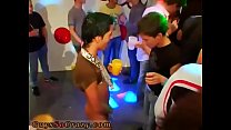 Giovani hardcore party gay e emo boy scopano in gruppo questa volta con i nostri