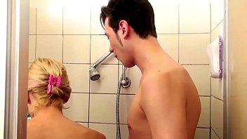 Немецкая мачеха помогает сыну принять душ и соблазняет потрахаться