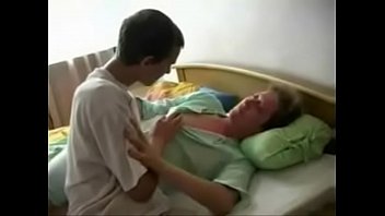 19 Jahre alter Junge fickt die Großmutter seines Freundes