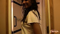 Divya indiana sacudindo a bunda gostosa no chuveiro