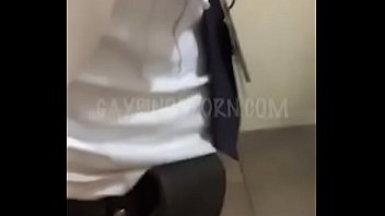 PINOY SCANDAL VIDEO- SECURITY GUARD TRIES TO BLOWJOB A GUY INSIDE THE CR!
