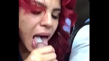 Rotschopf Latina schluckt Sperma