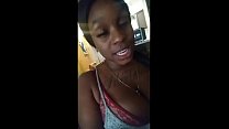 schwarzes Mädchen gibt Ehemann einen Blowjob