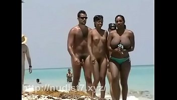 Culo nudo di adolescente nudista nudo sulla spiaggia pubblica