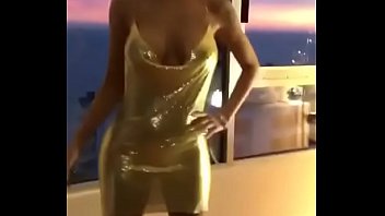 Сексуальная молодая девушка показывает свое сексуальное золотое платье