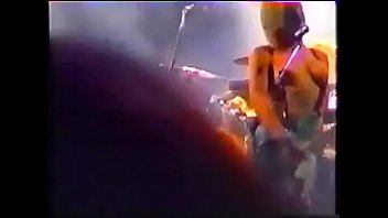 Courtney Love in topless sul palco