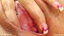 Kristina Banks masturbación con los dedos en solitario estilo gonzo en Give Me Pink