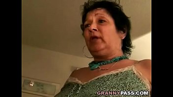 La abuela recibe corrida facial después de la mamada