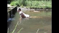 Metiendo una piedra en un río