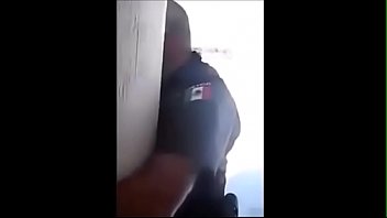 policier manipulant un autre policier