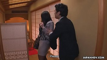 日本の秘書はレストランで上司に使われています