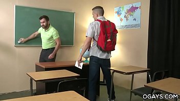 Peloso insegnante scopa il suo studente gay