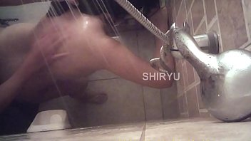 Cachando en la ducha a mi zorra culona