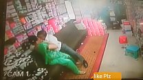 これを見てください。女の子は店で女の子とセックスを始めましたお店に引っ掛かる|| CCTVに投獄