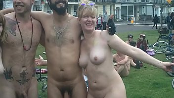 The Brighton 2015 Naked Bike Ride Part2 [L'avviso contiene la nudità frontale completa}