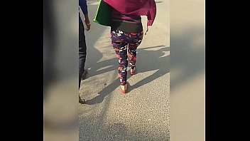 Индийская крошка с большой задницей гуляет по дороге