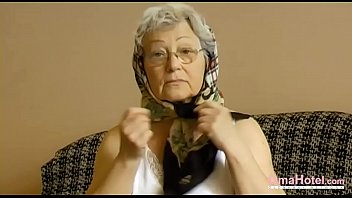 OmaHoteL角質のおばあちゃんが彼女の毛むくじゃらオマンコをいじる