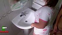 La ragazza grassa che indossa il pigiama del cucciolo scopa nel bagno ADR0066
