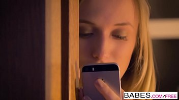 Babes - (Aislin, Vicky Love) - Trovato sul suo telefono