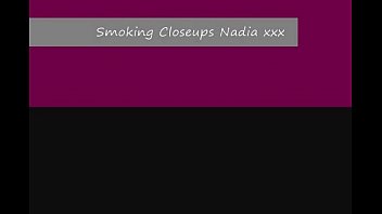 Nadia esta fumando